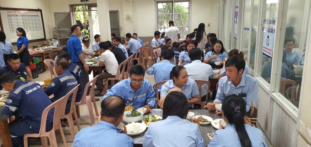 “Bữa cơm Công đoàn” Cảng Chân Mây: Bữa cơm nghĩa tình nơi chân sóng