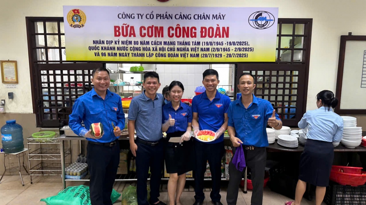“Bữa cơm Công đoàn” Cảng Chân Mây: Bữa cơm nghĩa tình nơi chân sóng