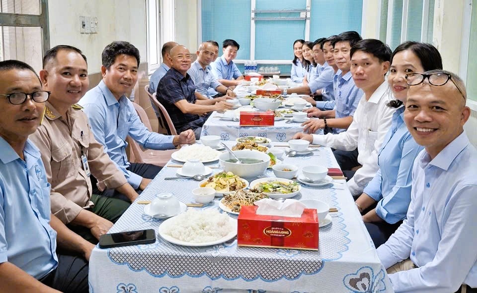 “Bữa cơm Công đoàn” Cảng Chân Mây: Bữa cơm nghĩa tình nơi chân sóng