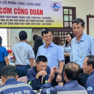 Bữa cơm nghĩa tình nơi chân sóng