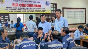 Bữa cơm nghĩa tình nơi chân sóng