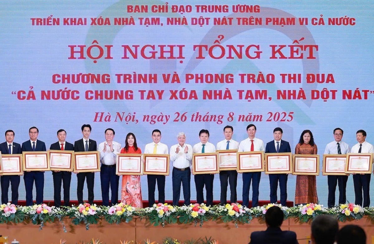 Ngân hàng TMCP Đầu tư và Phát triển Việt Nam (BIDV) vinh dự được Thủ tướng Chính phủ biểu dương và tặng Bằng khen vì đã có đóng góp tích cực trong công tác xóa nhà tạm, nhà dột nát. Ngân hàng TMCP Đầu tư và Phát triển Việt Nam (BIDV) vinh dự được Thủ tướng Chính phủ biểu dương và tặng Bằng khen vì đã có đóng góp tích cực trong công tác xóa nhà tạm, nhà dột nát.