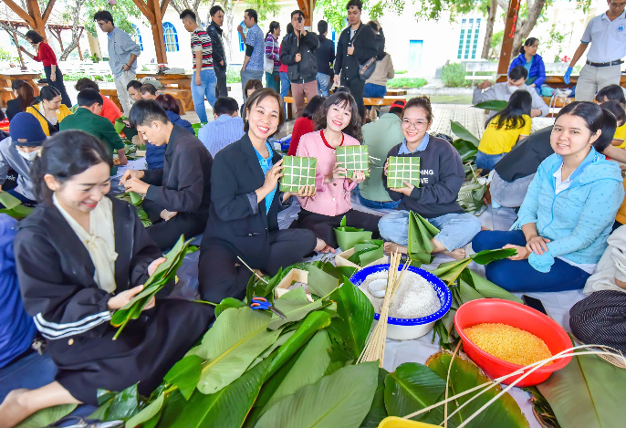 Bánh chưng xanh ấm áp nghĩa tình Công đoàn Trường Đại học Nha Trang Bánh chưng xanh ấm áp nghĩa tình Công đoàn Trường Đại học Nha Trang