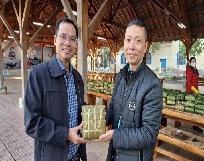 Bánh chưng xanh ấm áp nghĩa tình Công đoàn Trường Đại học Nha Trang Bánh chưng xanh ấm áp nghĩa tình Công đoàn Trường Đại học Nha Trang