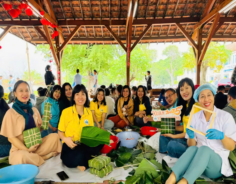 Bánh chưng xanh ấm áp nghĩa tình Công đoàn Trường Đại học Nha Trang