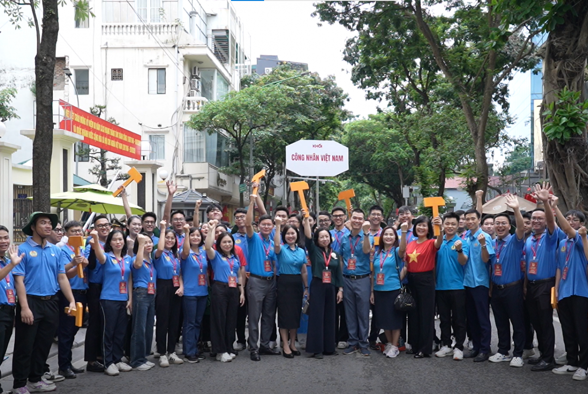 Những bước chân công nhân trong ngày hội lớn của dân tộc Những bước chân công nhân trong ngày hội lớn của dân tộc