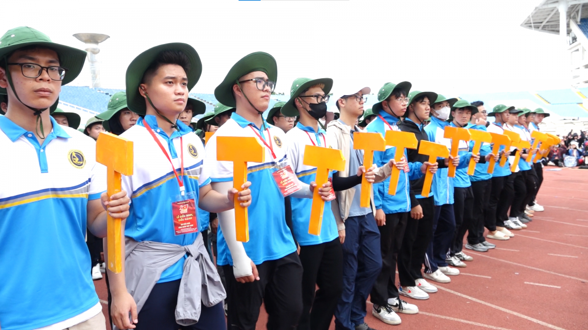 Những bước chân công nhân trong ngày hội lớn của dân tộc Những bước chân công nhân trong ngày hội lớn của dân tộc