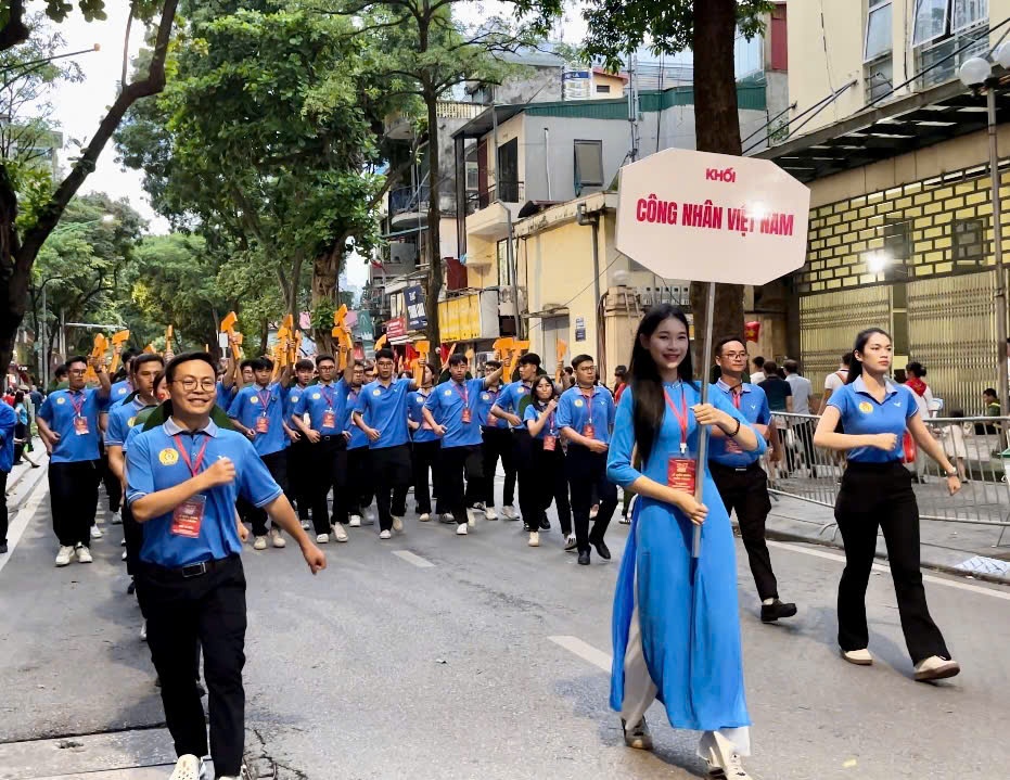 Những bước chân công nhân trong ngày hội lớn của dân tộc Những bước chân công nhân trong ngày hội lớn của dân tộc