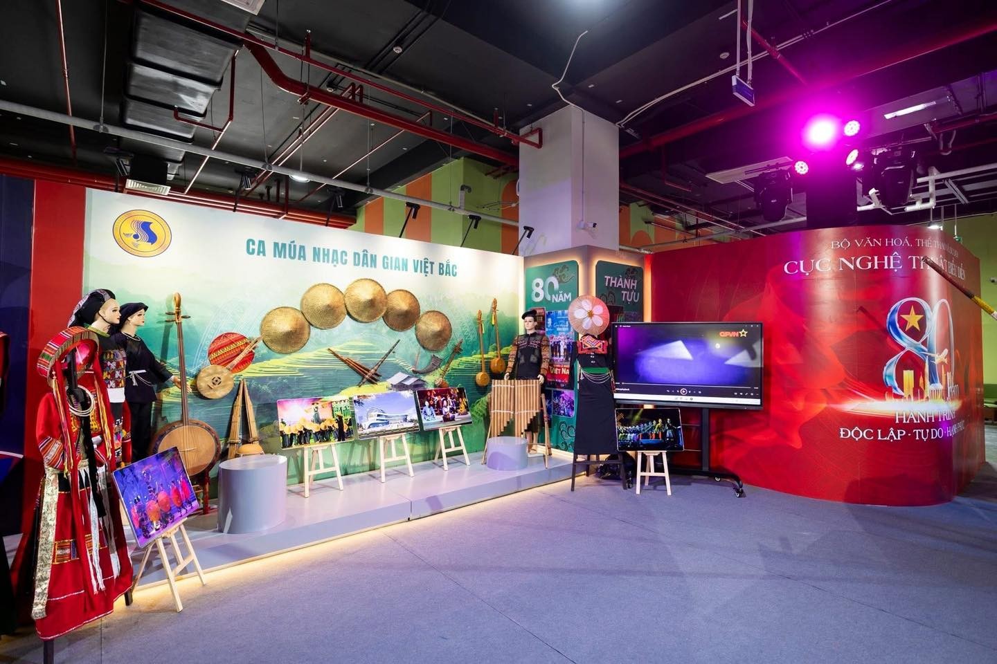 VinFast bàn giao lô xe Lạc Hồng tại Đại lễ kỷ niệm 80 năm Quốc khánh VinFast bàn giao lô xe Lạc Hồng tại Đại lễ kỷ niệm 80 năm Quốc khánh