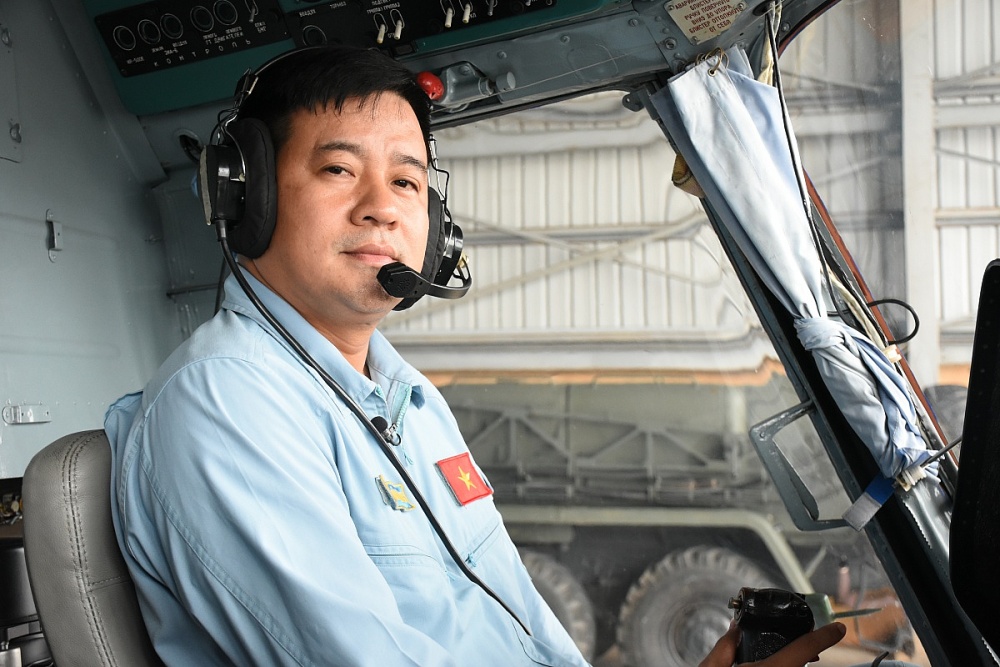 Thượng tá Nguyễn Văn Hoàng, Phó Chính ủy Trung đoàn Không quân 916, Sư đoàn Không quân 371, Quân chủng Phòng không - Không quân. Ảnh: Văn Quân Thượng tá Nguyễn Văn Hoàng, Phó Chính ủy Trung đoàn Không quân 916, Sư đoàn Không quân 371, Quân chủng Phòng không - Không quân. Ảnh: Văn Quân