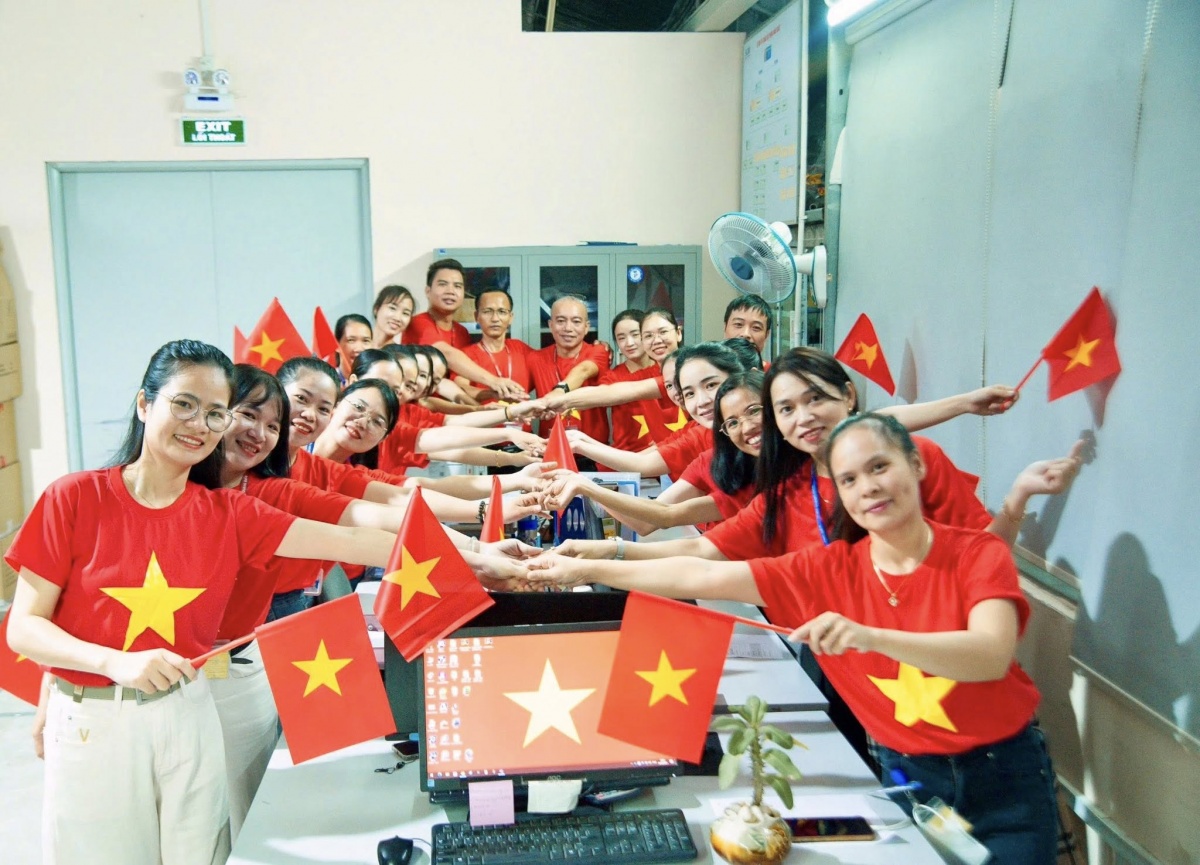 Sắc cờ Tổ quốc ngập tràn trong các nhà máy dịp Quốc khánh 2/9