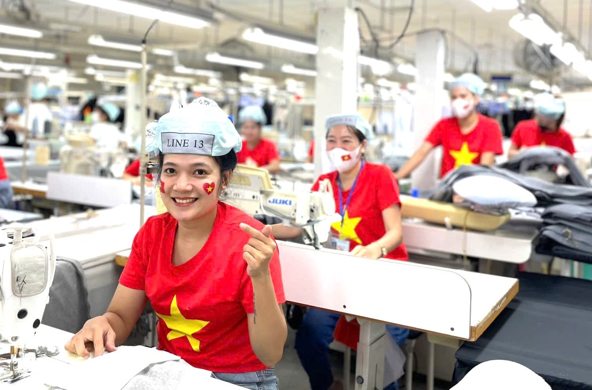 Sắc cờ Tổ quốc ngập tràn trong các nhà máy dịp Quốc khánh 2/9