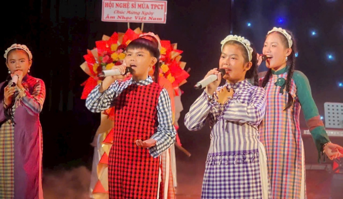 Dệt giấc mơ cho những tà áo quê hương