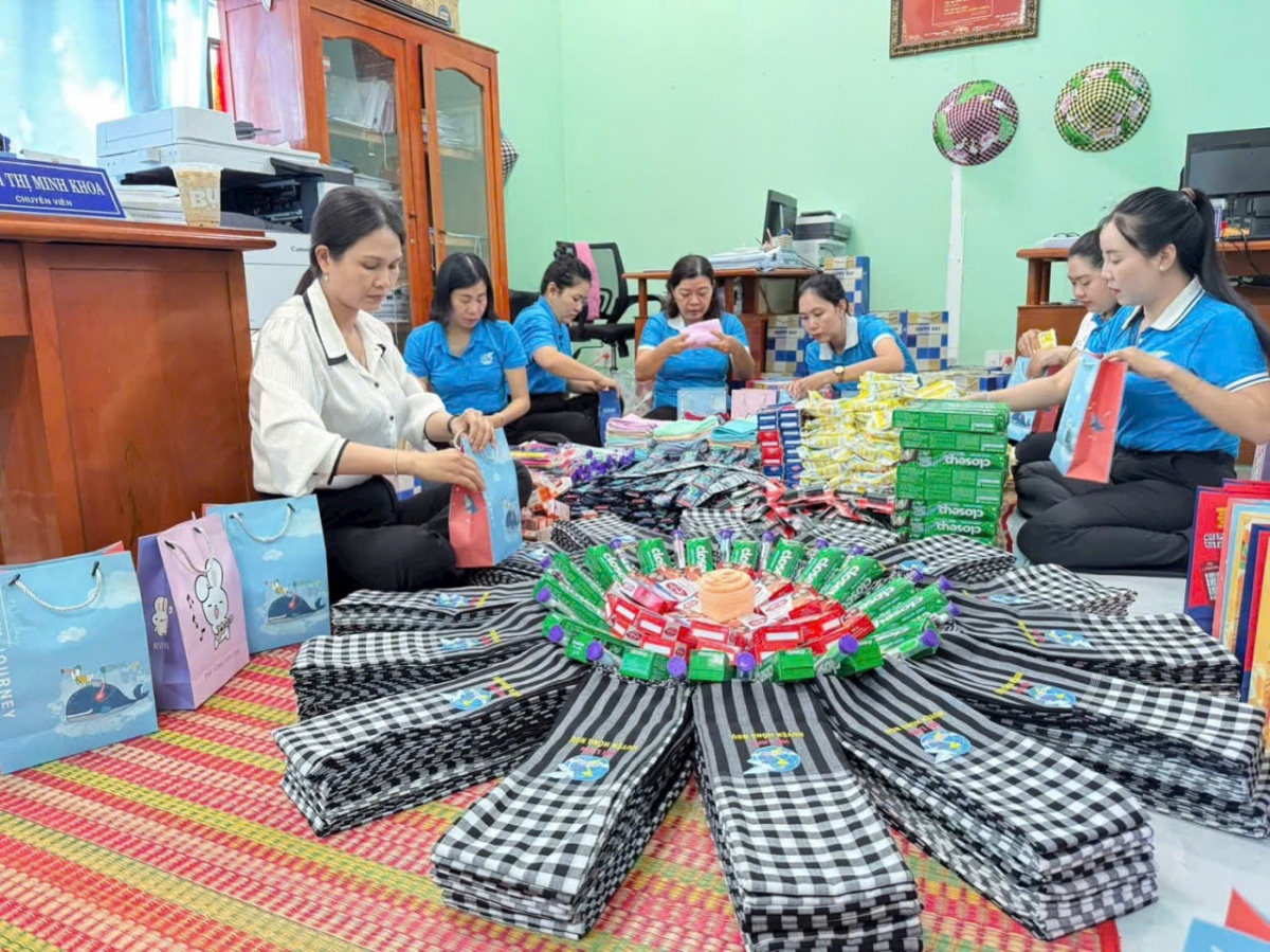 Dệt giấc mơ cho những tà áo quê hương