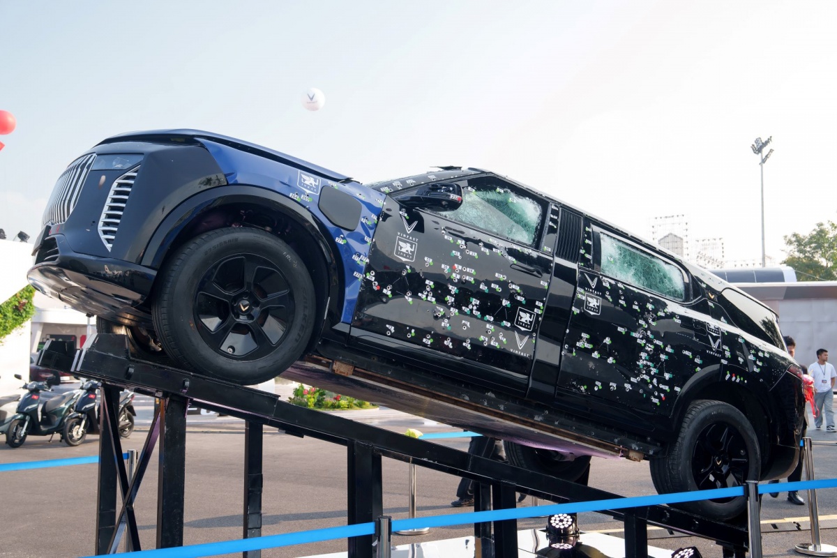 Khách tham quan thích thú vây kín “biểu tượng” Lạc Hồng 900 LX