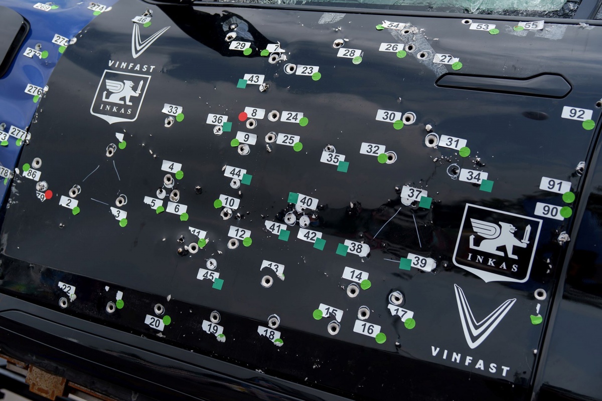 Khách tham quan thích thú vây kín “biểu tượng” Lạc Hồng 900 LX