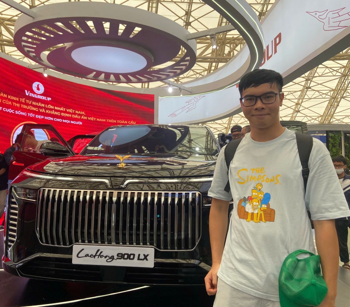 Khách tham quan thích thú vây kín “biểu tượng” Lạc Hồng 900 LX