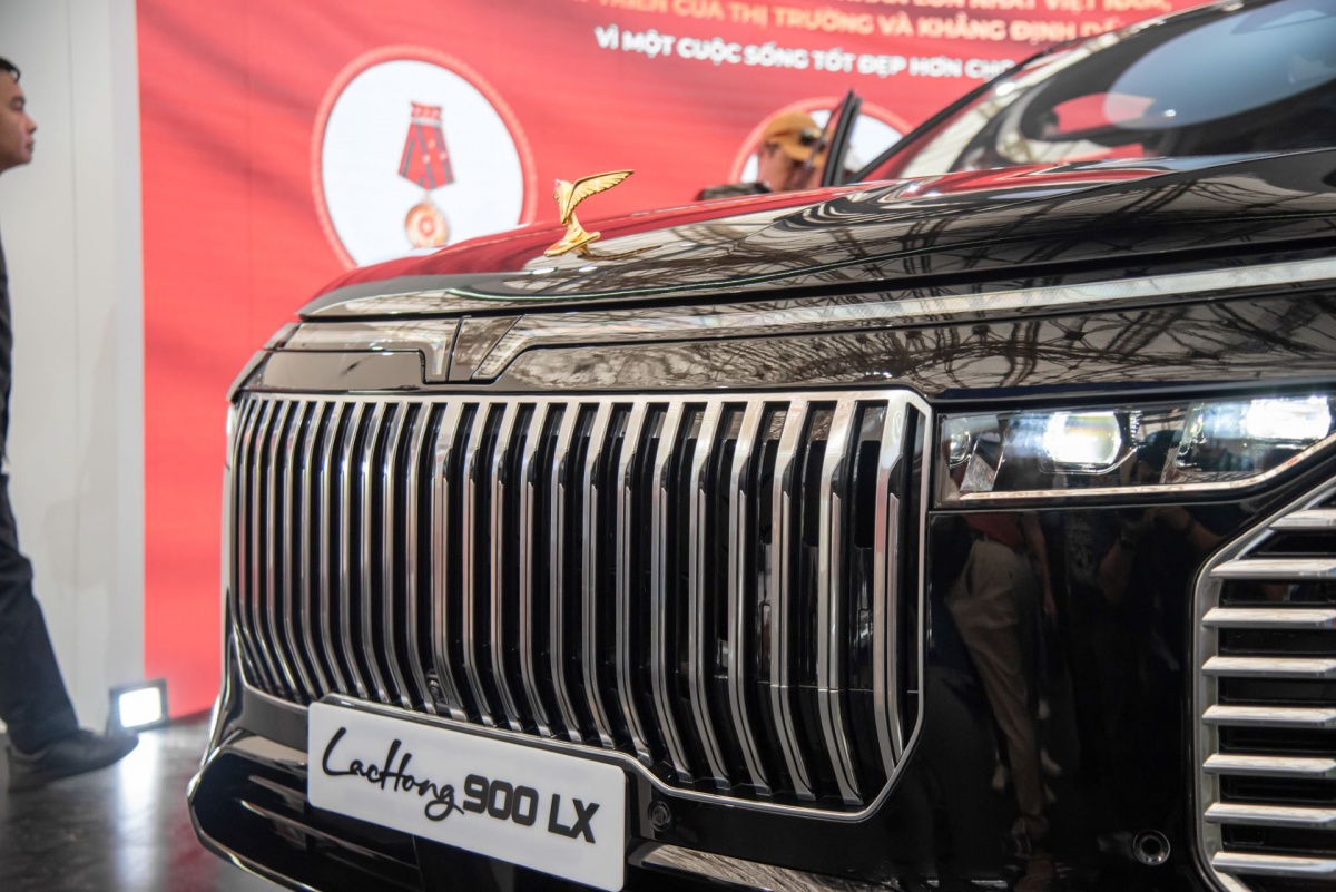 Khách tham quan thích thú vây kín “biểu tượng” Lạc Hồng 900 LX