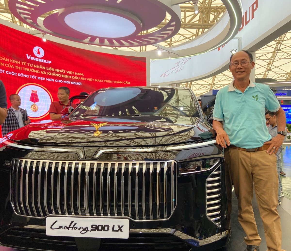 Khách tham quan thích thú vây kín “biểu tượng” Lạc Hồng 900 LX