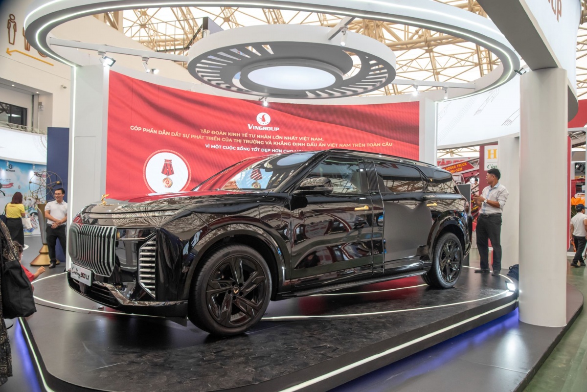 Khách tham quan thích thú vây kín “biểu tượng” Lạc Hồng 900 LX