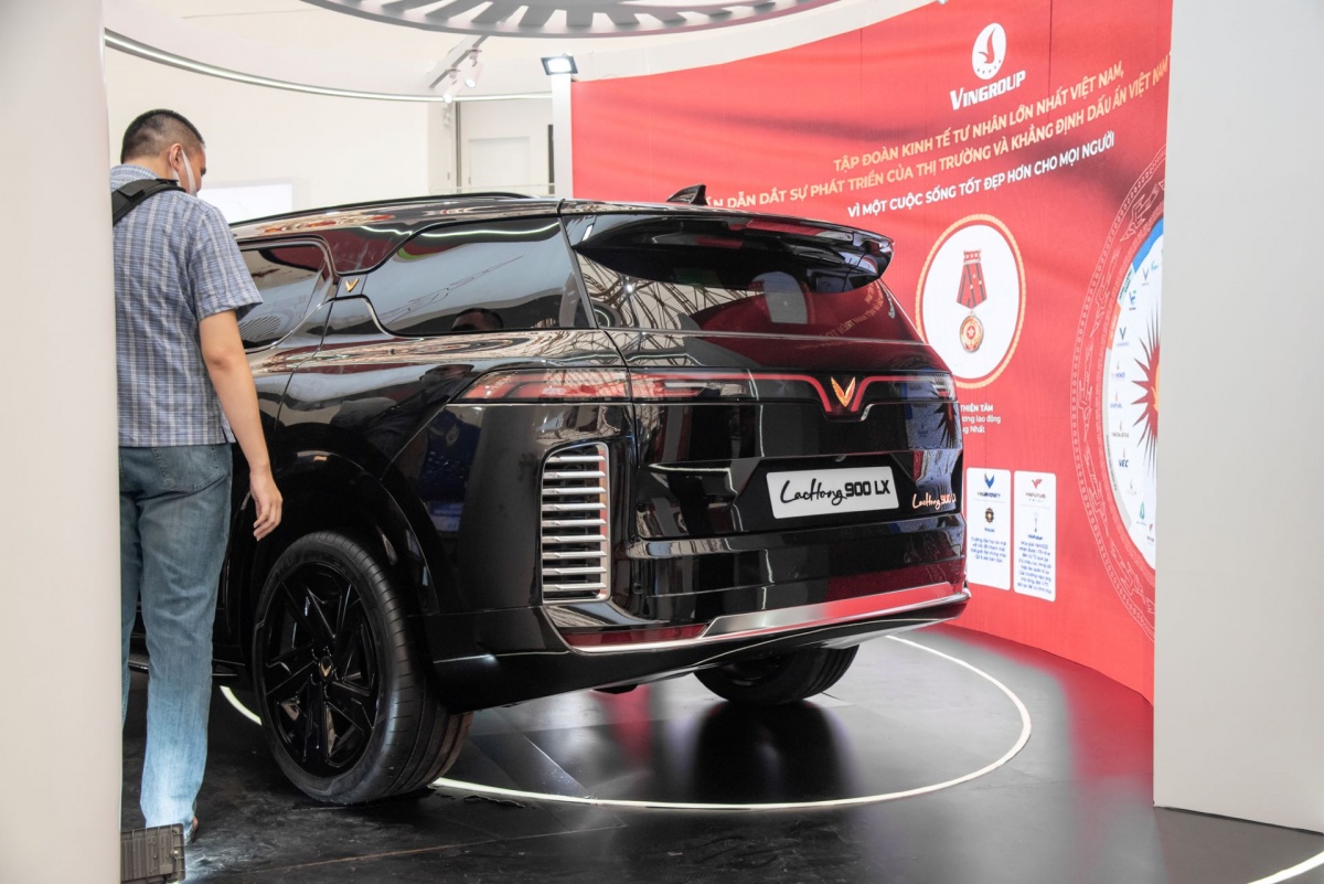 Khách tham quan thích thú vây kín “biểu tượng” Lạc Hồng 900 LX