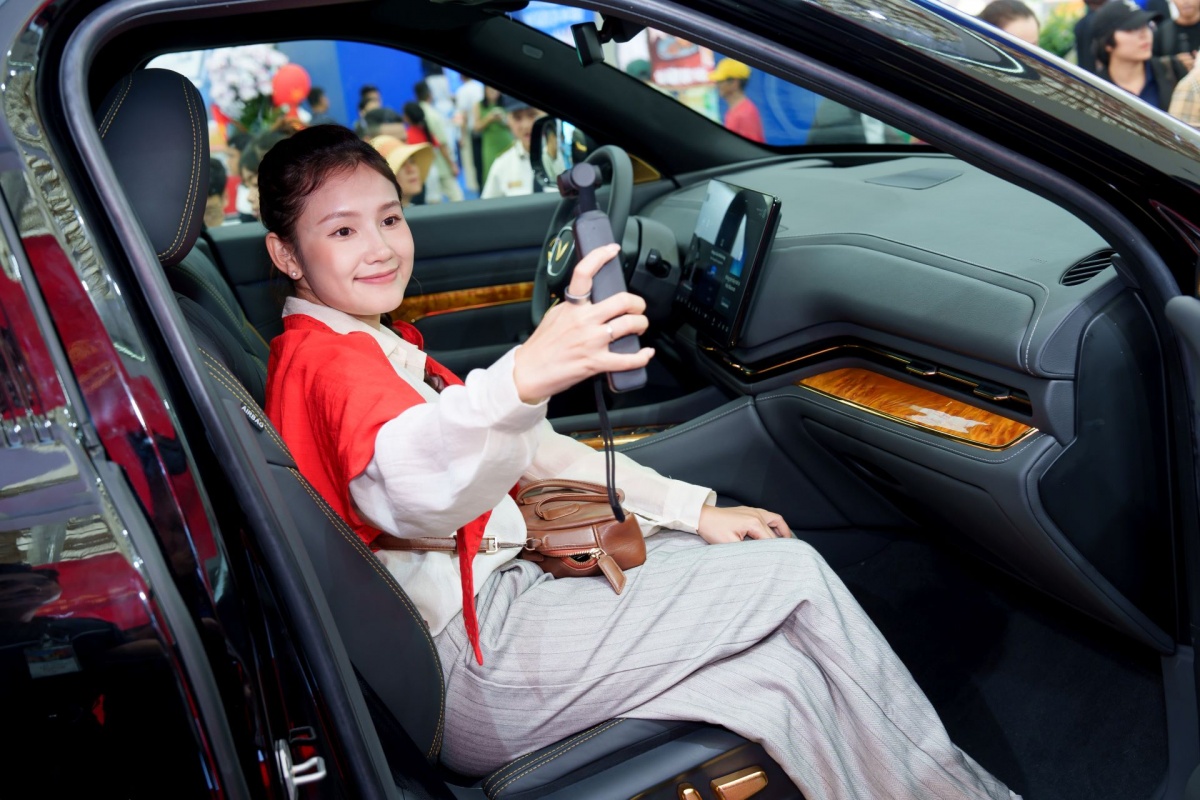 Khách tham quan thích thú vây kín “biểu tượng” Lạc Hồng 900 LX