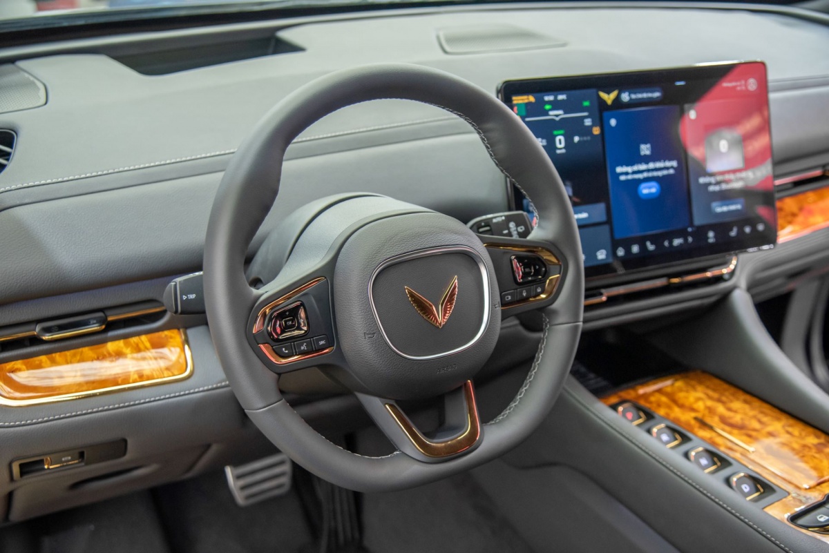 Khách tham quan thích thú vây kín “biểu tượng” Lạc Hồng 900 LX