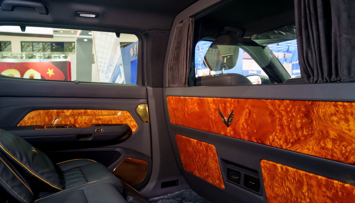 Khách tham quan thích thú vây kín “biểu tượng” Lạc Hồng 900 LX