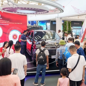 Khách tham quan thích thú vây kín “biểu tượng” Lạc Hồng 900 LX