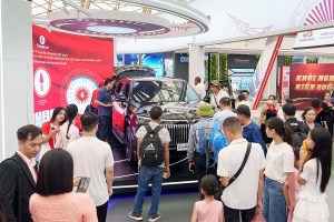 Khách tham quan thích thú vây kín “biểu tượng” Lạc Hồng 900 LX