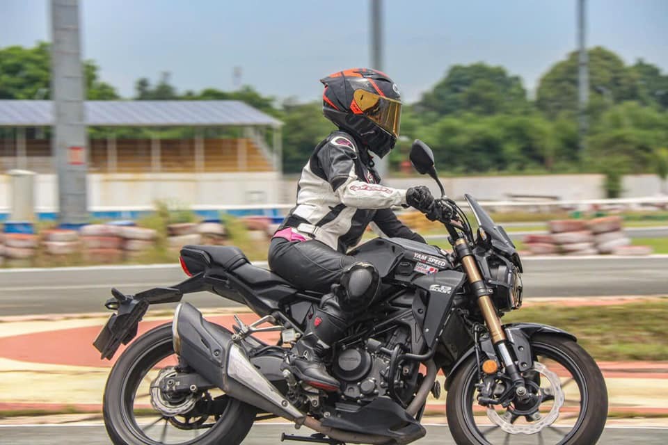 Nữ biker U60 đam mê PKL, một mình một xe ôm cua chinh phục những cung đường khó Nữ biker U60 đam mê PKL, một mình một xe ôm cua chinh phục những cung đường khó