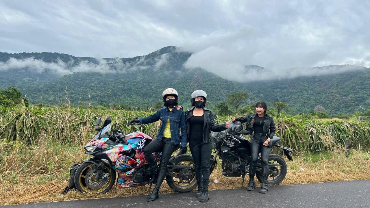 Nữ thợ may U60 đam mê chạy xe phân khối lớn Nữ thợ may U60 đam mê chạy xe phân khối lớn