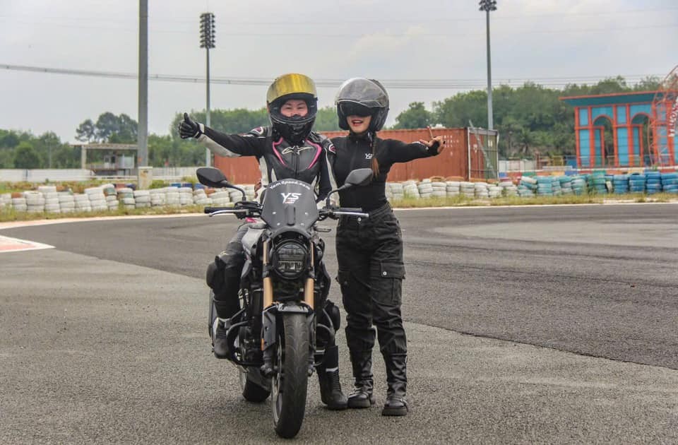 Nữ thợ may U60 đam mê chạy xe phân khối lớn Nữ thợ may U60 đam mê chạy xe phân khối lớn