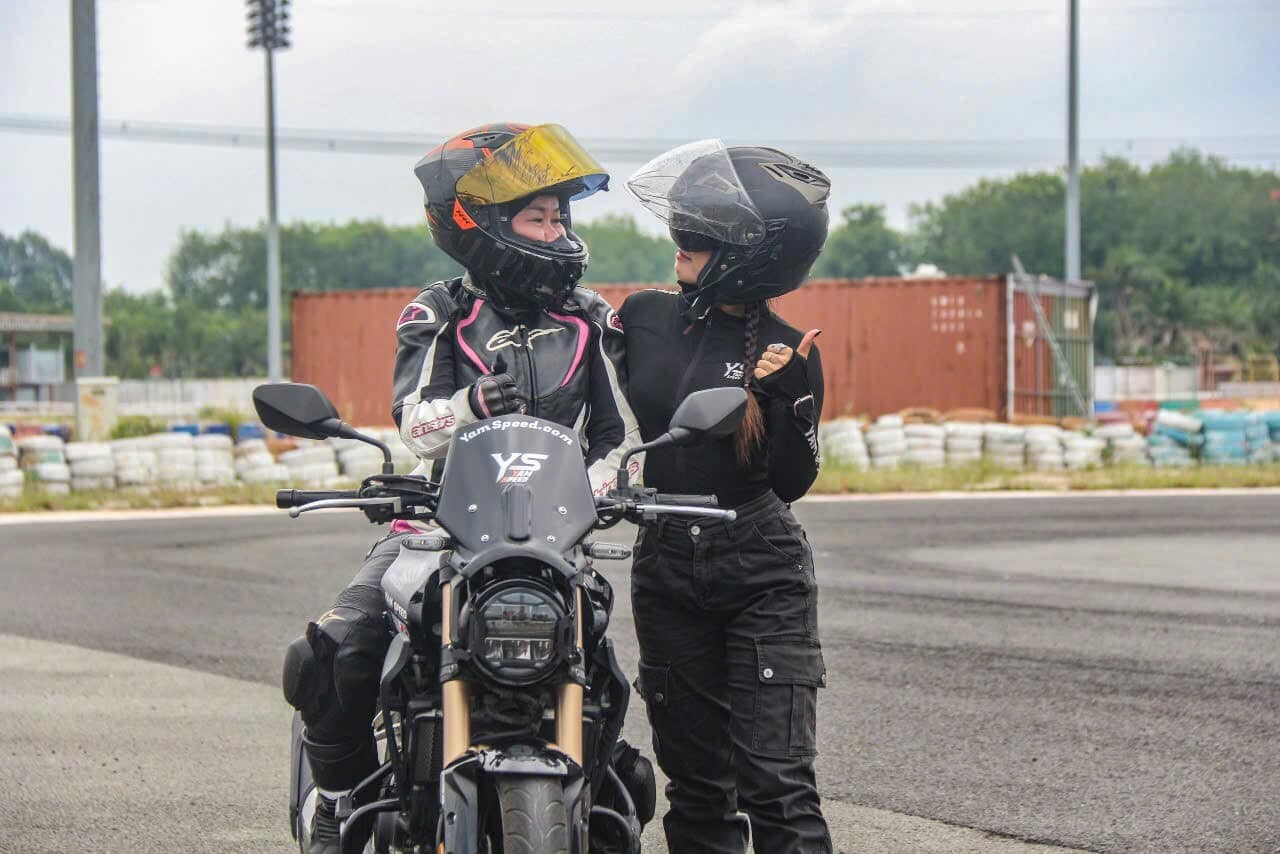 Nữ thợ may U60 đam mê chạy xe phân khối lớn Nữ thợ may U60 đam mê chạy xe phân khối lớn