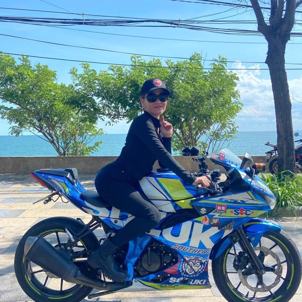 Nữ biker U60 đam mê PKL, một mình một xe ôm cua chinh phục những cung đường khó Nữ biker U60 đam mê PKL, một mình một xe ôm cua chinh phục những cung đường khó