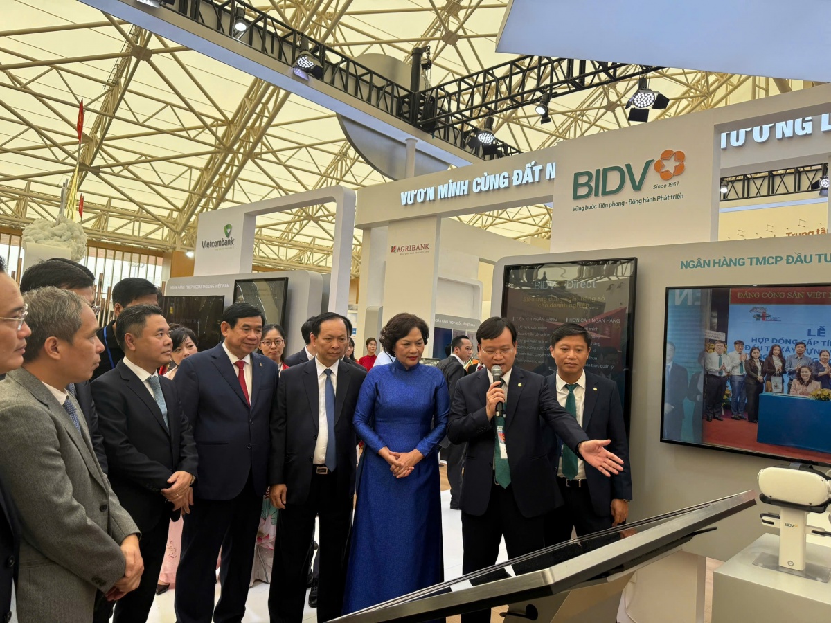 Phó Tổng Giám đốc Phan Thanh Hải giới thiệu sản phẩm dịch vụ BIDV tới Lãnh đạo Ngân hàng Nhà nước Phó Tổng Giám đốc Phan Thanh Hải giới thiệu sản phẩm dịch vụ BIDV tới Lãnh đạo Ngân hàng Nhà nước