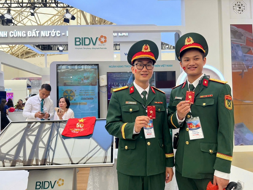 Gần 10 ngàn người ghé thăm gian hàng BIDV tại triển lãm 80 năm Thành tựu Đất nước Gần 10 ngàn người ghé thăm gian hàng BIDV tại triển lãm 80 năm thành tựu đất nước