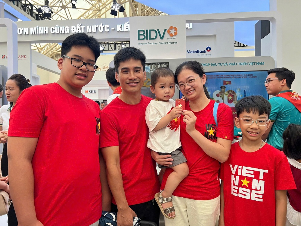 Gần 10 ngàn người ghé thăm gian hàng BIDV tại triển lãm 80 năm Thành tựu Đất nước Gần 10 ngàn người ghé thăm gian hàng BIDV tại triển lãm 80 năm thành tựu đất nước