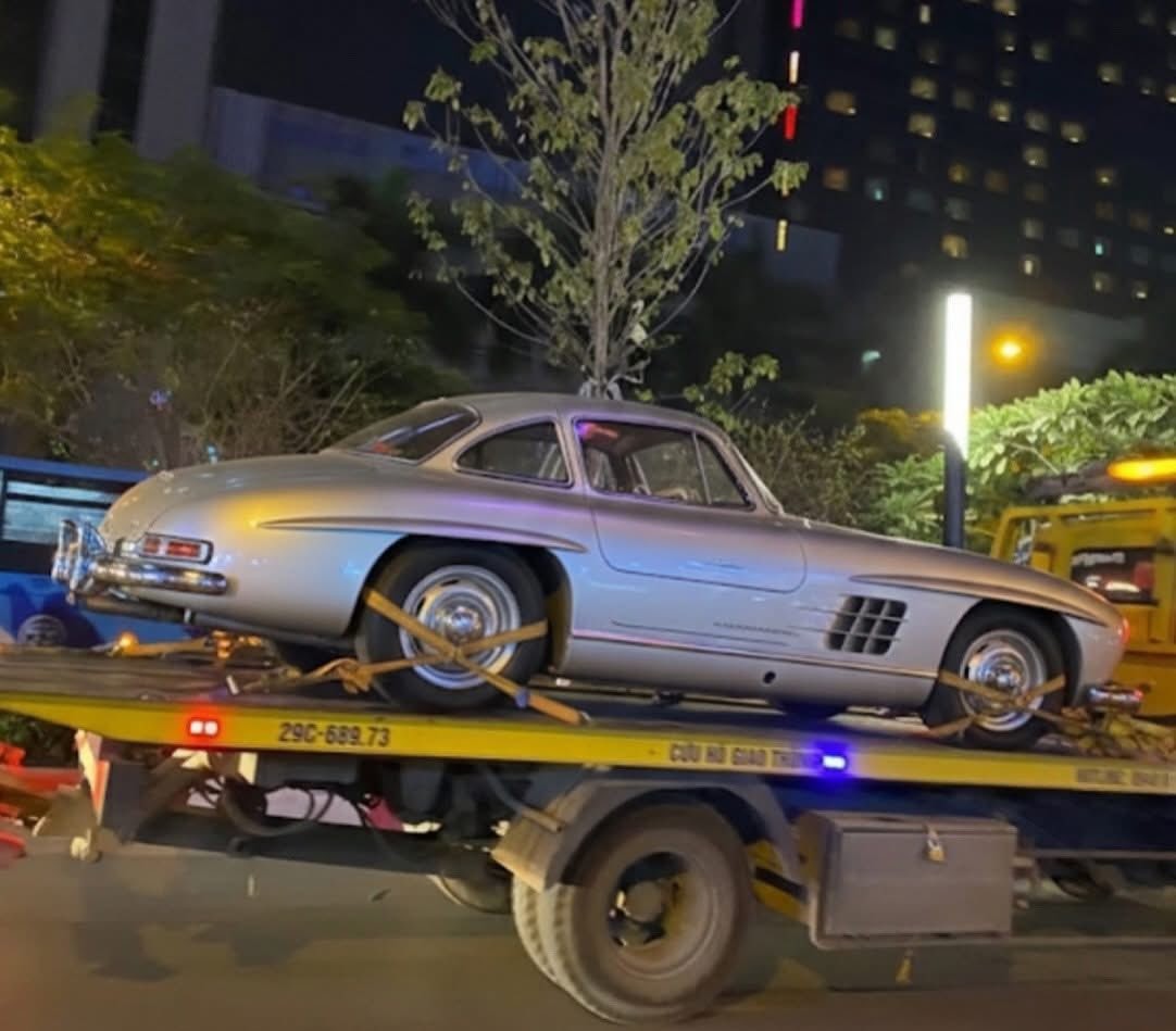 Xe thể thao triệu đô Mercedes-Benz 300 SL bất ngờ xuất hiện ở Việt Nam trong đêm