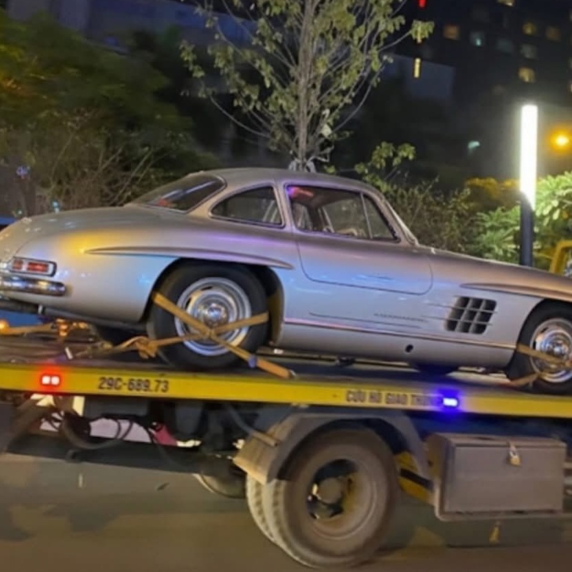 Xe thể thao triệu đô Mercedes-Benz 300 SL bất ngờ xuất hiện ở Việt Nam trong đêm
