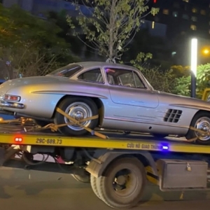 Xe thể thao triệu đô Mercedes-Benz 300 SL bất ngờ xuất hiện ở Việt Nam trong đêm
