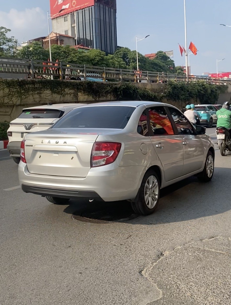 Lada Granta lộ diện trên đường phố Hà Nội