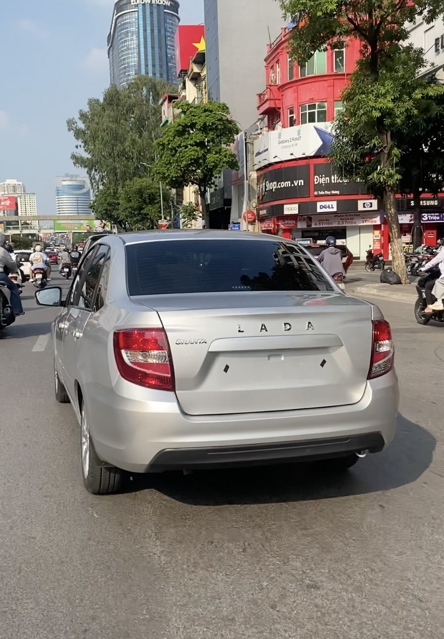 Lada Granta lộ diện trên đường phố Hà Nội