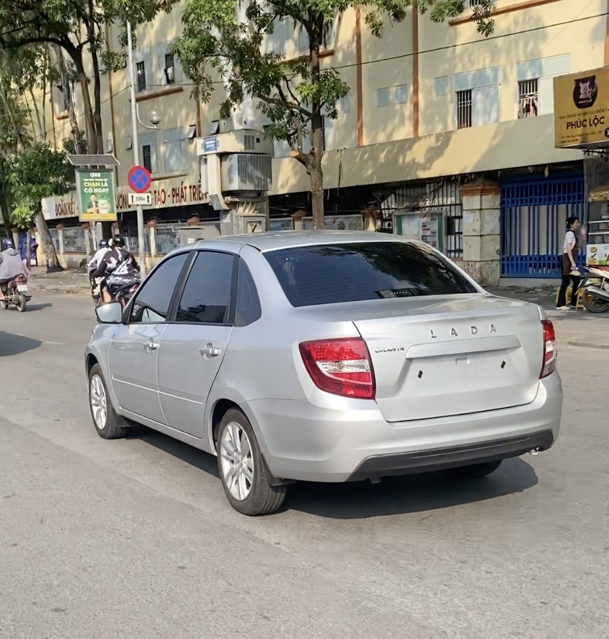 Lada Granta lộ diện trên đường phố Hà Nội