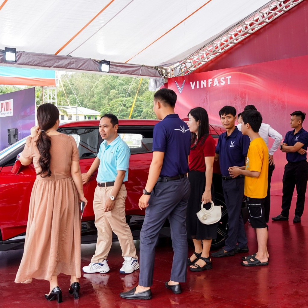 Xe ô tô điện VinFast đặc biệt thu hút người dân Thanh Hóa tại PVOIL VGC 2025