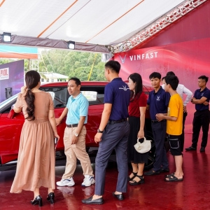 Xe ô tô điện VinFast đặc biệt thu hút người dân Thanh Hóa tại PVOIL VGC 2025