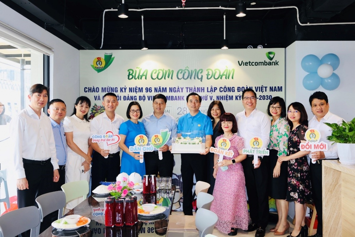 Từ nghị quyết của Đảng đến “Bữa cơm Công đoàn”: Ấm tình đồng nghiệp Vietcombank