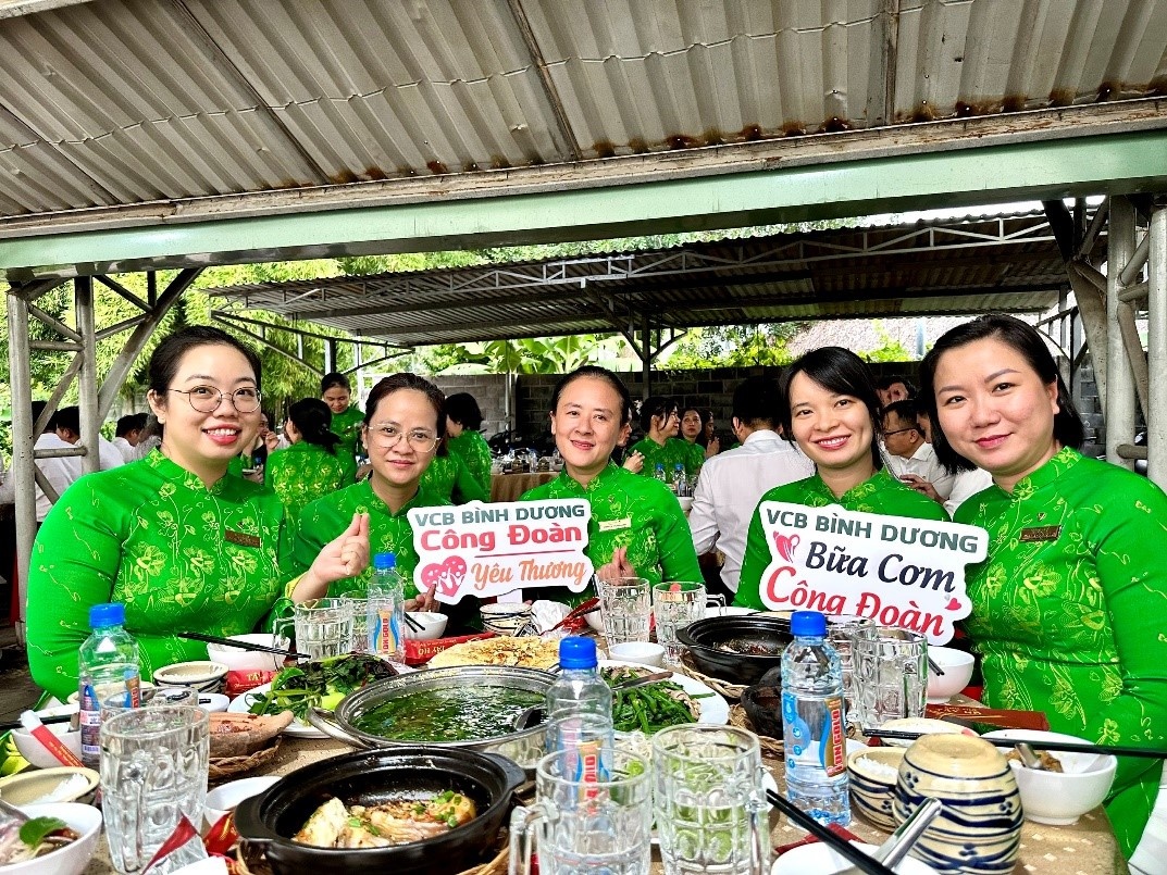Từ nghị quyết của Đảng đến “Bữa cơm Công đoàn”: Ấm tình đồng nghiệp Vietcombank