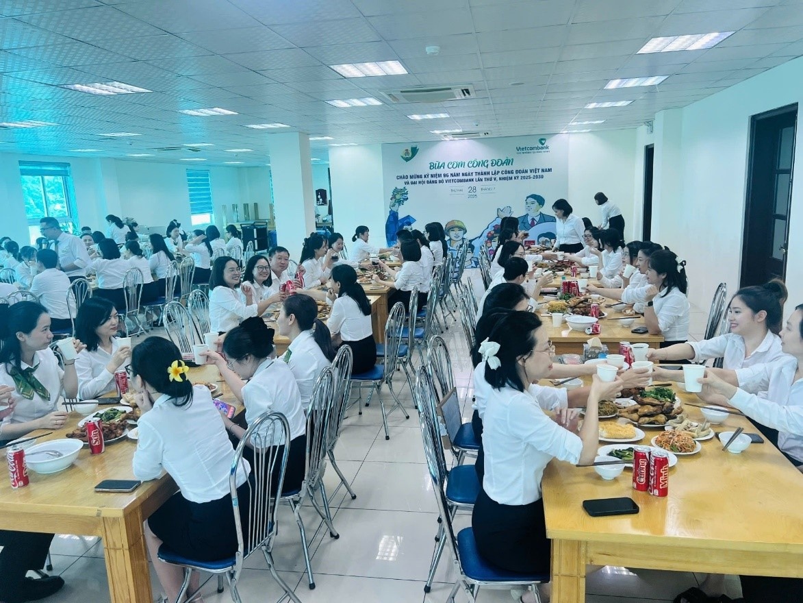 Từ nghị quyết của Đảng đến “Bữa cơm Công đoàn”: Ấm tình đồng nghiệp Vietcombank