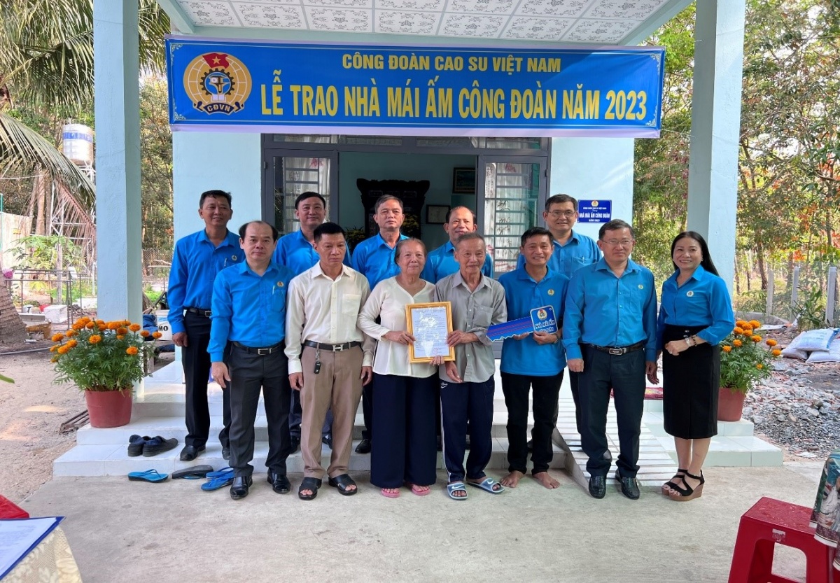 Vòng tay Công đoàn ở Công ty Cổ phần Cao su Tân Biên Vòng tay Công đoàn ở Công ty Cổ phần Cao su Tân Biên